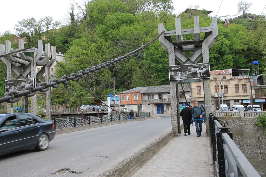 Jachvis  Khidi - Chain Bridge