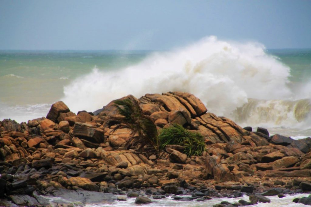 Heavy waves at Galle Fort